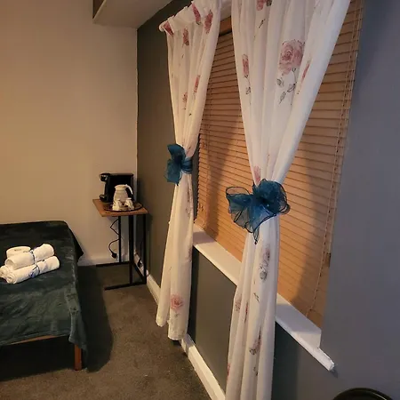 Tranquil Double Room In Quiet Middlesbrough House 게스트하우스