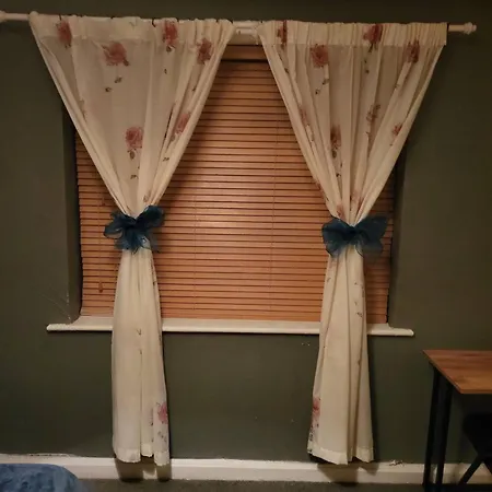 Tranquil Double Room In Quiet Middlesbrough House * 미들즈브러