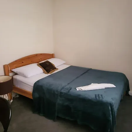 Tranquil Double Room In Quiet Middlesbrough House 게스트하우스 *